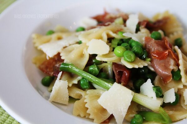 Farfalle mit Erbsen und Parmaschinken