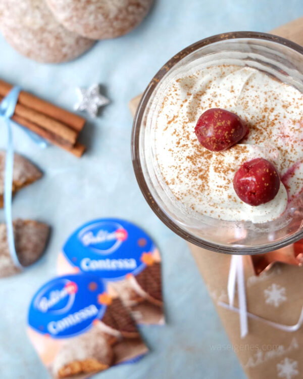 Lebkuchen Dessert mit Mascarpone-Quark Creme und Schattenmorellen.