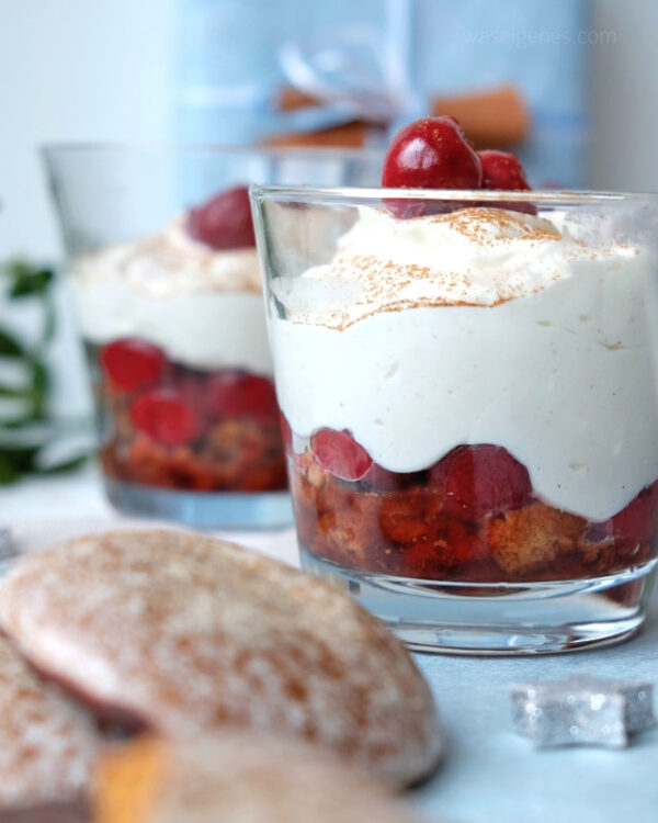 Lebkuchen Dessert mit Mascarpone-Quark Creme und Schattenmorellen.