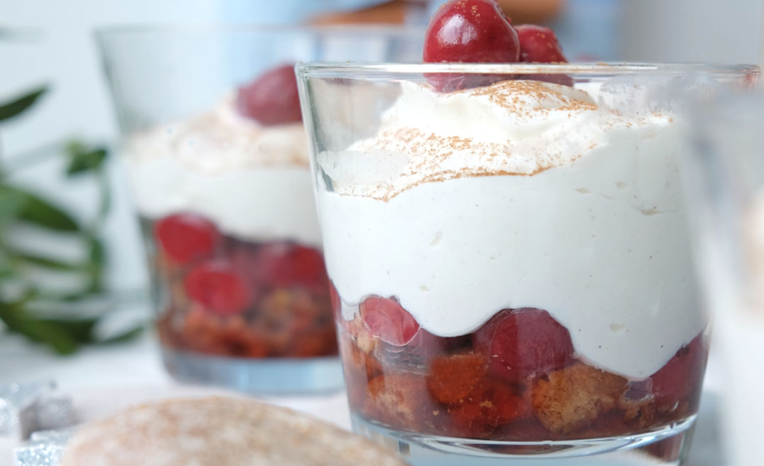 Lebkuchen Dessert mit Mascarpone-Quark Creme und Schattenmorellen.