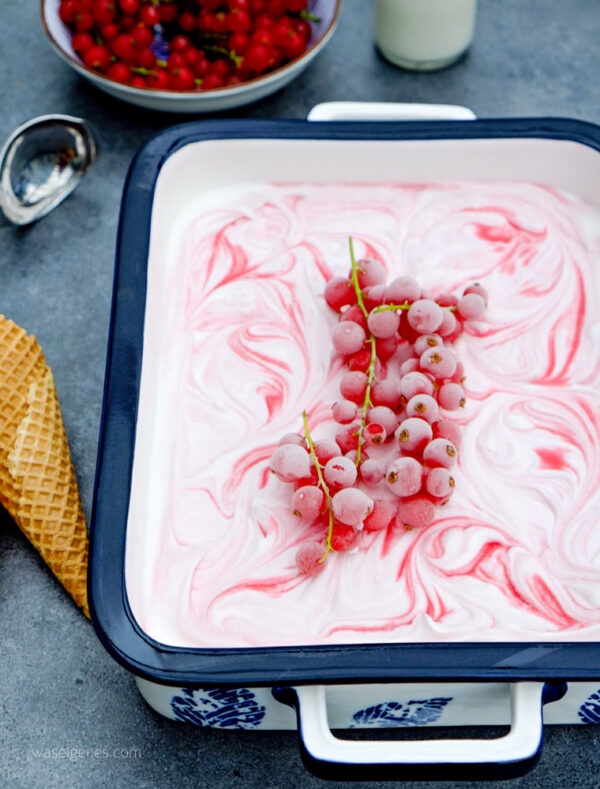 Buttermilch Johannisbeer Eis ohne Eismaschine | was eigenes