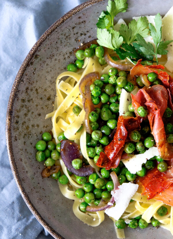 Rezept: Tagliatelle mit Serrano Schinken, Erbsen und Parmesan