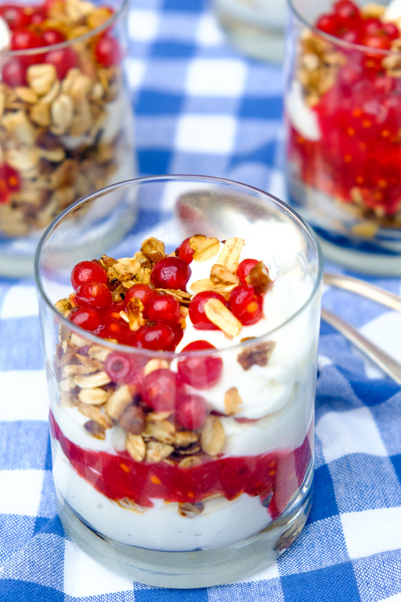 Johannisbeer Schichtdessert mit Ricotta Quark Creme und Nuss Crunch