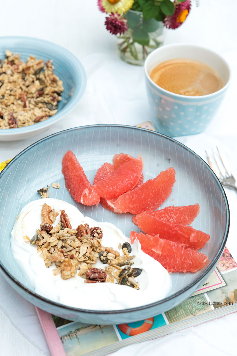 Frühstück: selbstgemachtes Granola, griechischer Joghurt, Grapefruit | waseigenes.com