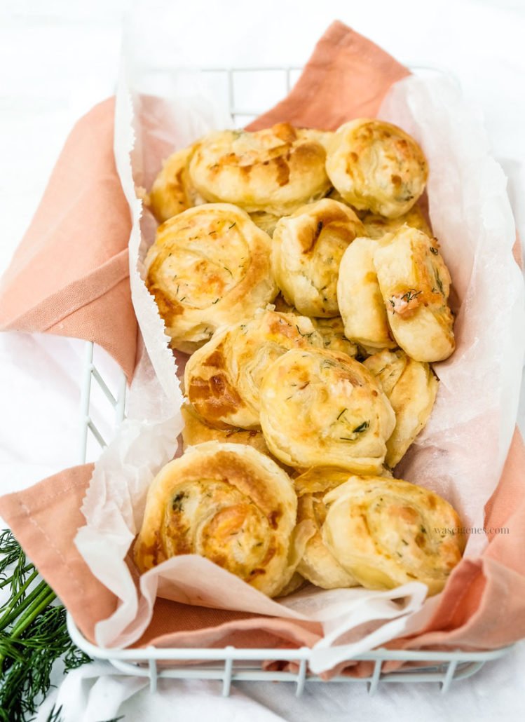 Schnelles Party Rezept: Blätterteigschnecken mit Lachs, Crème fraîche, geriebenem Gouda & Dill | waseigenes.com | Rezepte für jeden Tag | Fingerfood