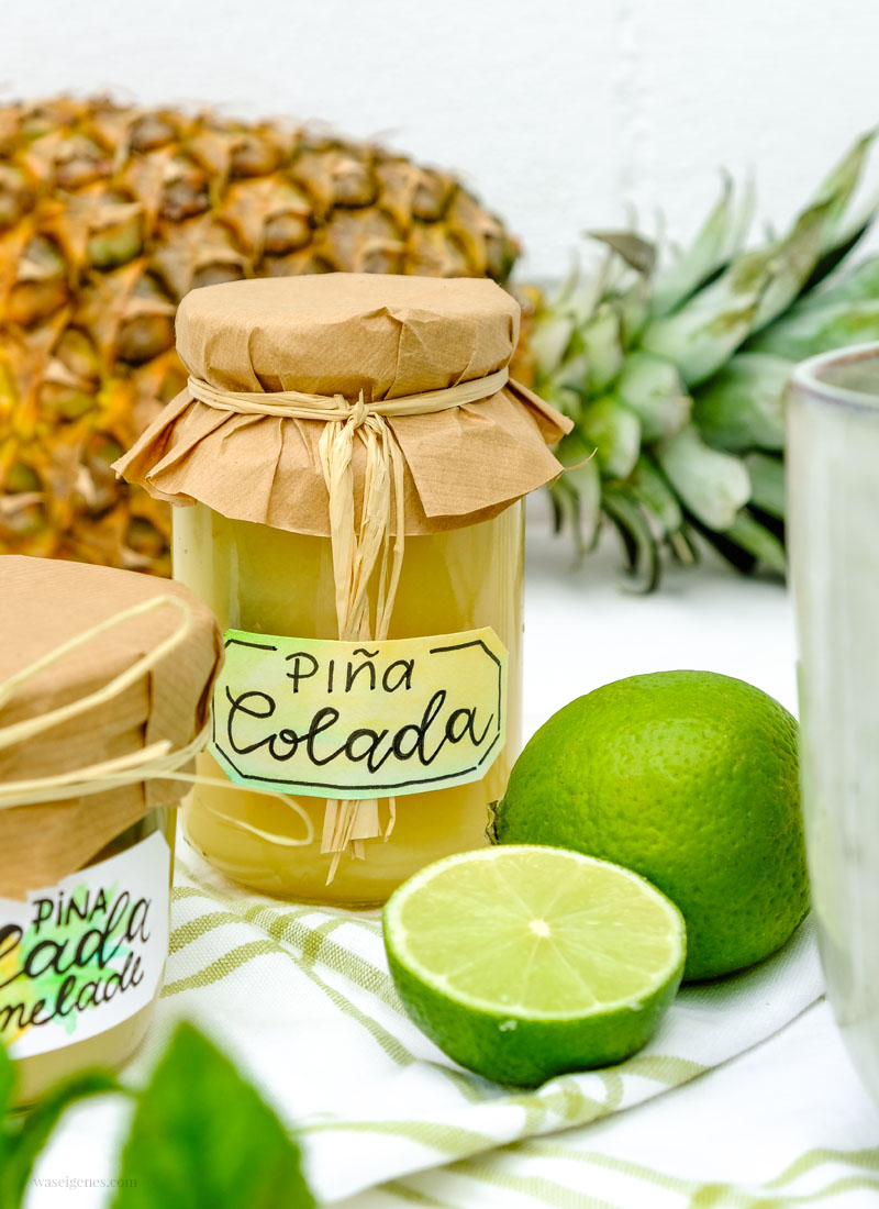 Rezept: Piña Colada Marmelade.
Selbst gekochte Kokos Ananas Marmelade mit einem Schuss Rum und Minze | waseigenes.com