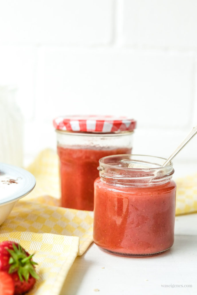 Geschmacksgiganten: Erdbeer-Rhabarber-Marmelade mit Joghurt.