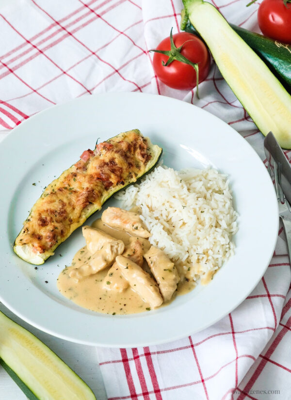 Gefüllte Zucchini mit Putengeschnetzeltem und Reis | was eigenes