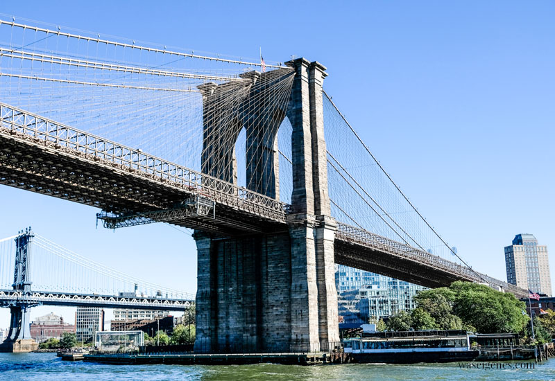 New York: Blick vom Boot (Hudson) auf die Skyline von New York, Brooklyn Bridge, waseigenes.com