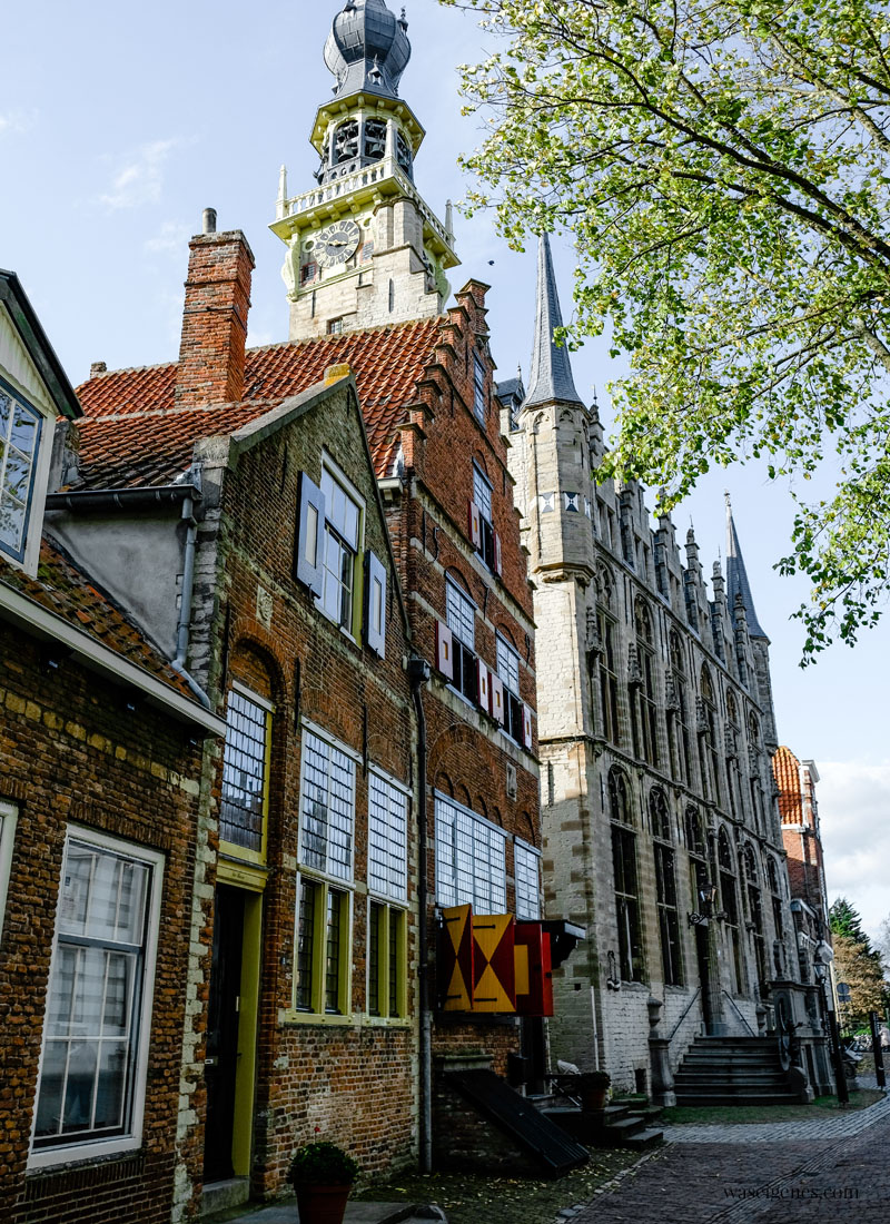 Holland - Niederlande: Veere, hübsches Dörfchen mit historischem Stadtkern in der Provinz Zeeland, Historisches Rathaus, waseigenes.com