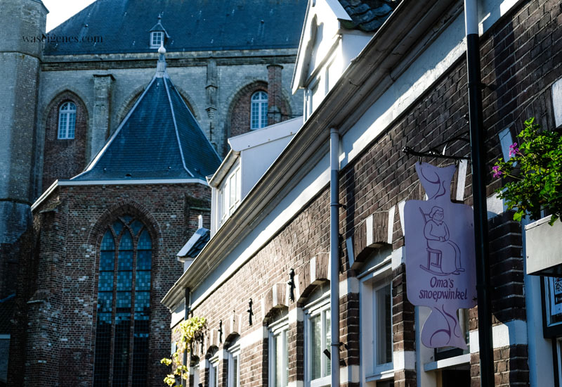 Holland - Niederlande: Veere, hübsches Dörfchen mit historischem Stadtkern in der Provinz Zeeland, Omas Shoepwinkel, waseigenes.com