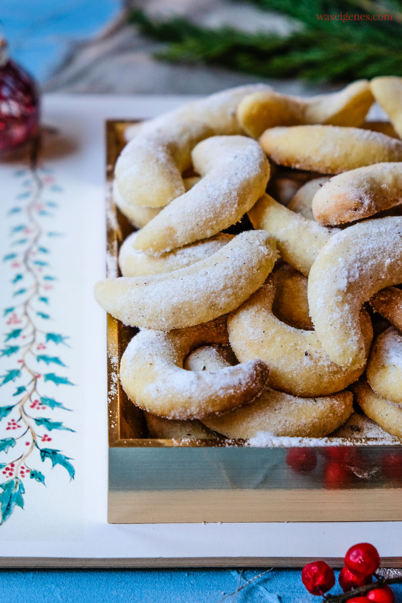 Vanillekipferl - Die dürfen auf dem Plätzchenteller nicht fehlen! Weihnachtsplätzchen Rezept für Vanillekipferl | waseigenes.com