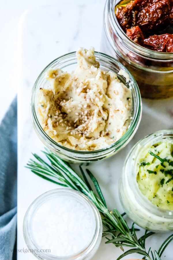 Grillbutter selber machen: Rezept für eine würzige Tomatenbutter.