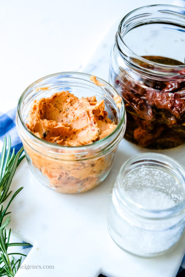 Grillbutter selber machen: Rezept für eine würzige Tomatenbutter.