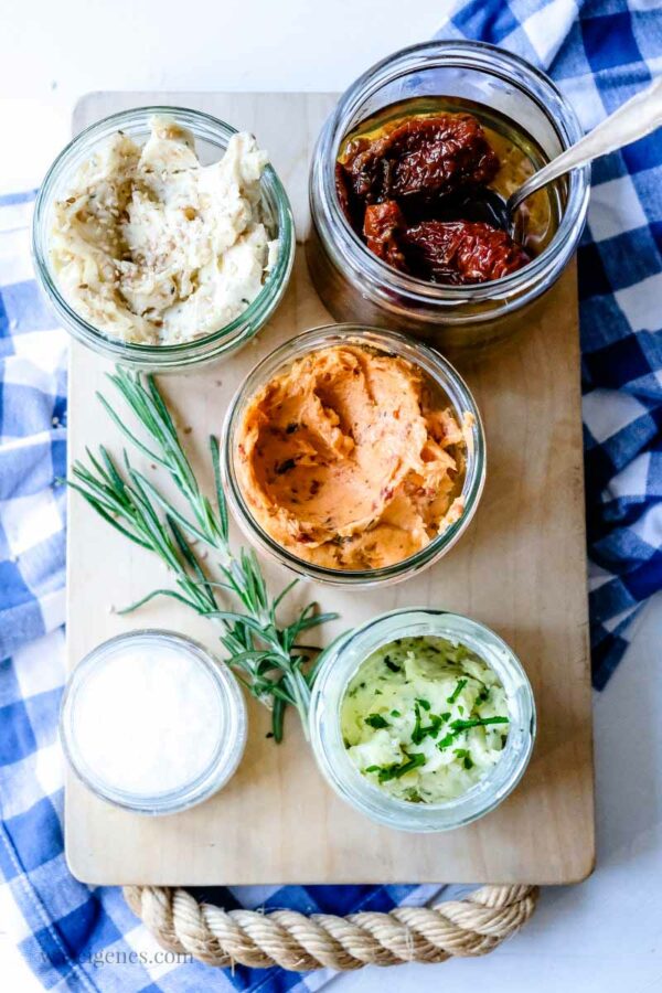 Grillbutter selber machen: Rezept für eine würzige Tomatenbutter.