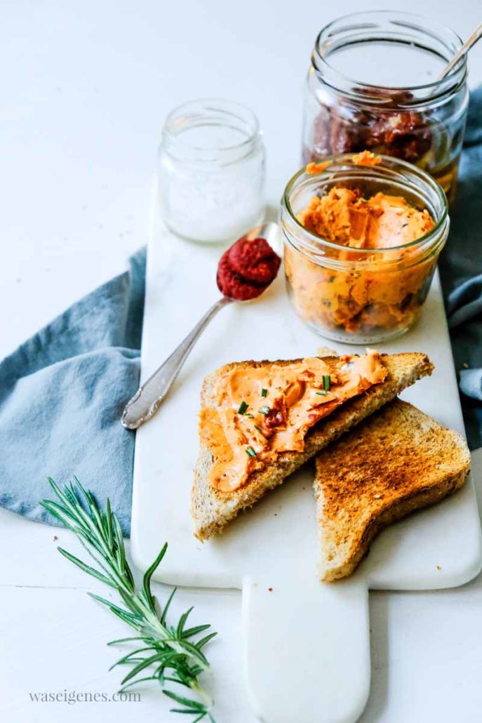 Grillbutter selber machen: Rezept für eine würzige Tomatenbutter.