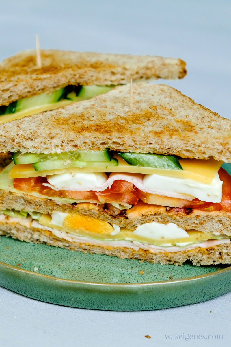 Mittagessen Inspiration: Clubsandwich mit Eisbergsalat, Tomate, Putenwurst, Käse und Bacon, Salatgurke und Ei | waseigenes.com #we #waseigenes #clubsandwich