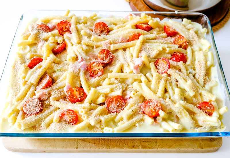 Rezept: Schneller Makkaroni-Auflauf mit gekochtem Schinken, Tomaten und Gorgonzola-Sauce, waseigenes.com #we #waseigenes #nudelauflauf #schnellesgericht 