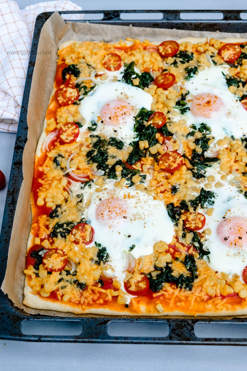 Rezept: Fix vom Blech - Spinat-Pizza mit Spiegelei, Mais, Tomaten und Cheddar, waseigenes.com #we #waseigenes #spinatpizza