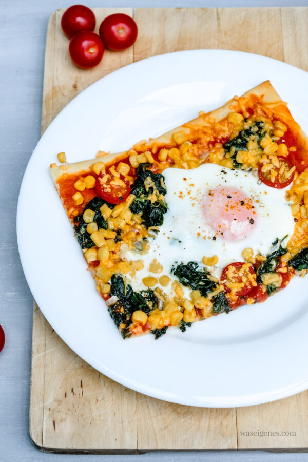 Spinat-Pizza mit Mais, Tomaten &amp; Spiegelei - Fix vom Blech