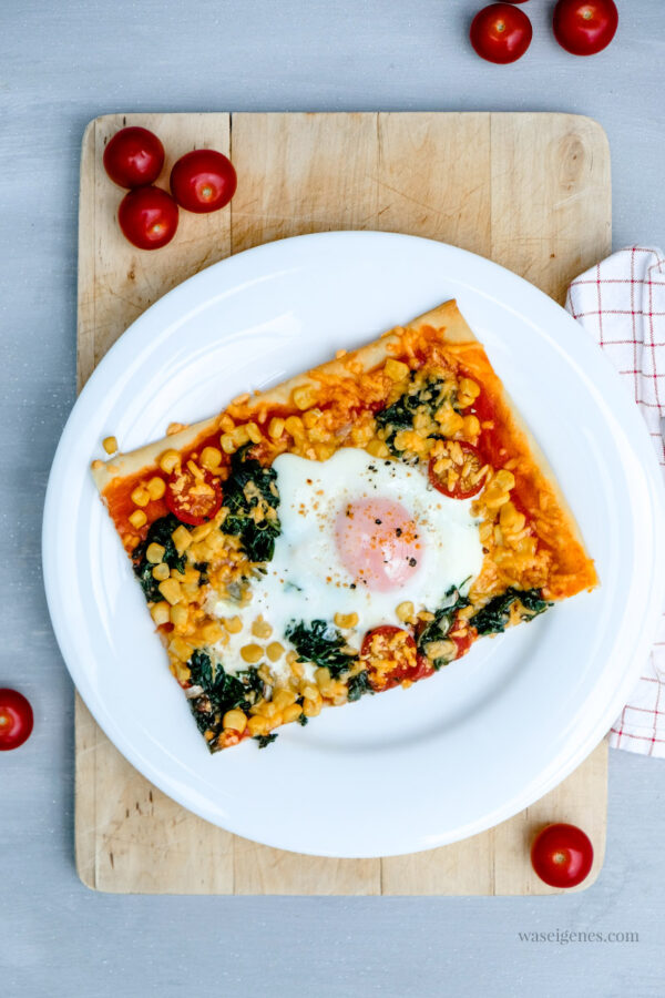 Spinat-Pizza mit Mais, Tomaten &amp; Spiegelei - Fix vom Blech