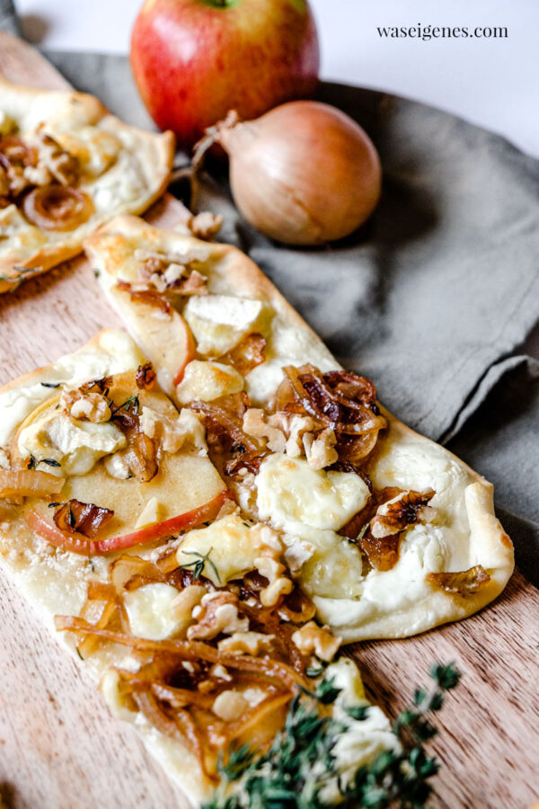 Flammkuchen mit Apfel, Brie, süßen Zwiebeln &amp; Walnüssen