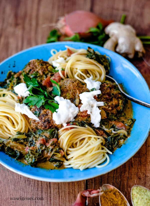 Hackbällchen in cremiger Kokos-Curry-Soße mit Blattspinat | waseigenes