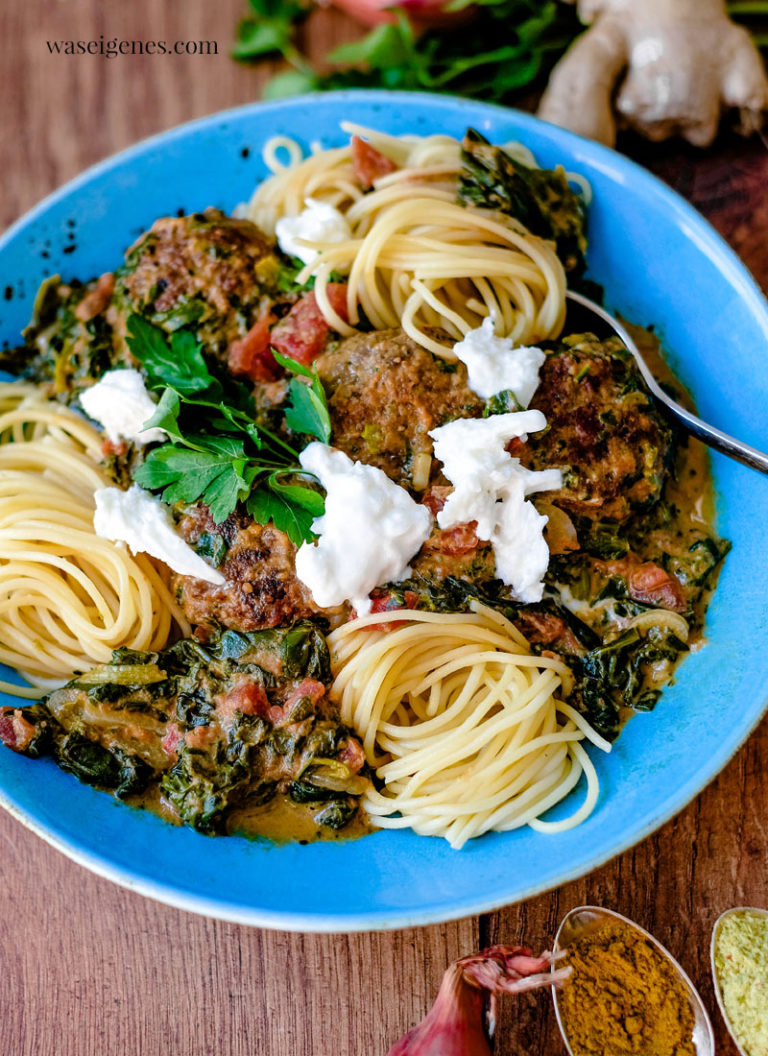 Hackbällchen in cremiger Kokos-Curry-Soße mit Blattspinat | waseigenes