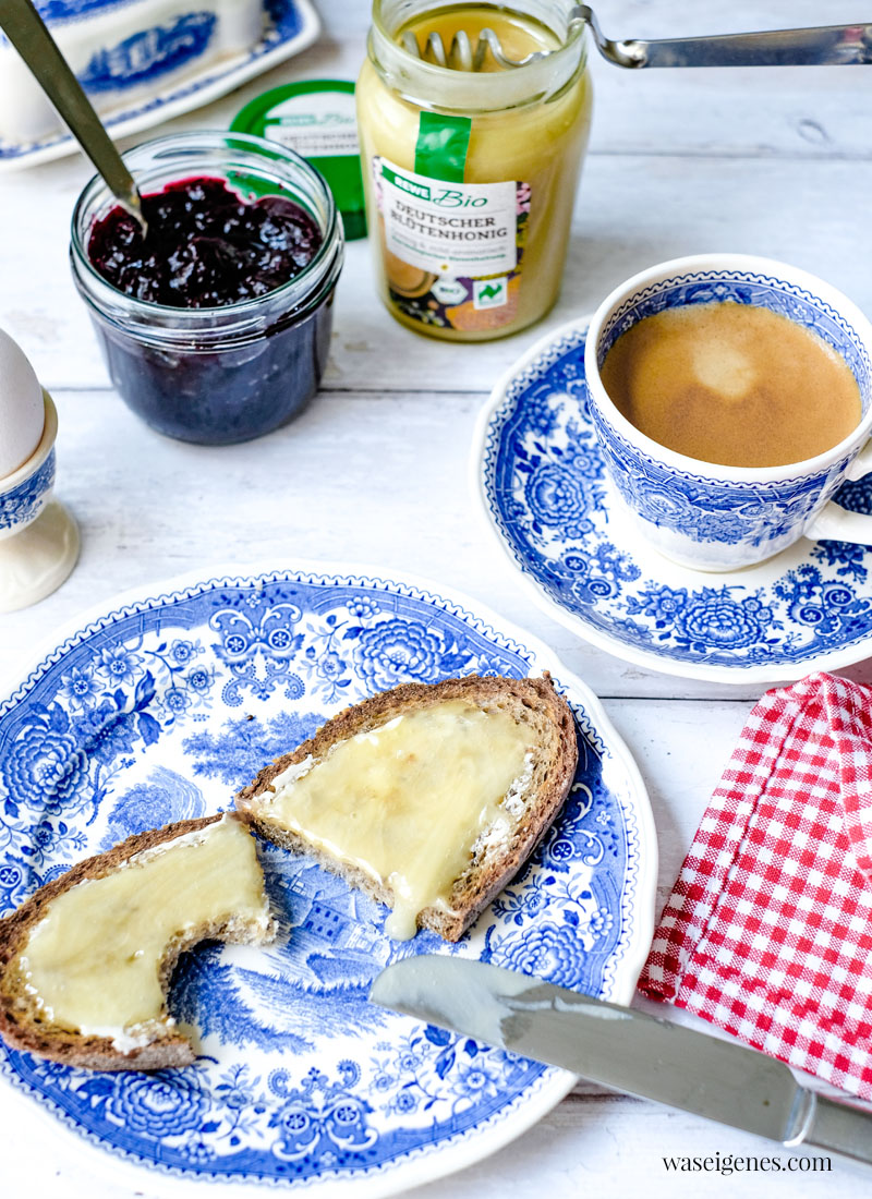 Kaffee, eine Scheibe Brot mit Bio Honig, Marmelade und ein Ei - das perfekte Frühstück | waseigenes.com