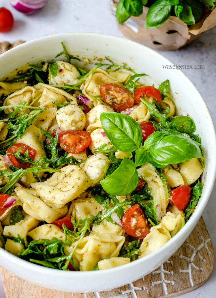 Tortellinisalat Mit Tomaten, Mozzarella, Rucola & Pesto | Waseigenes.com