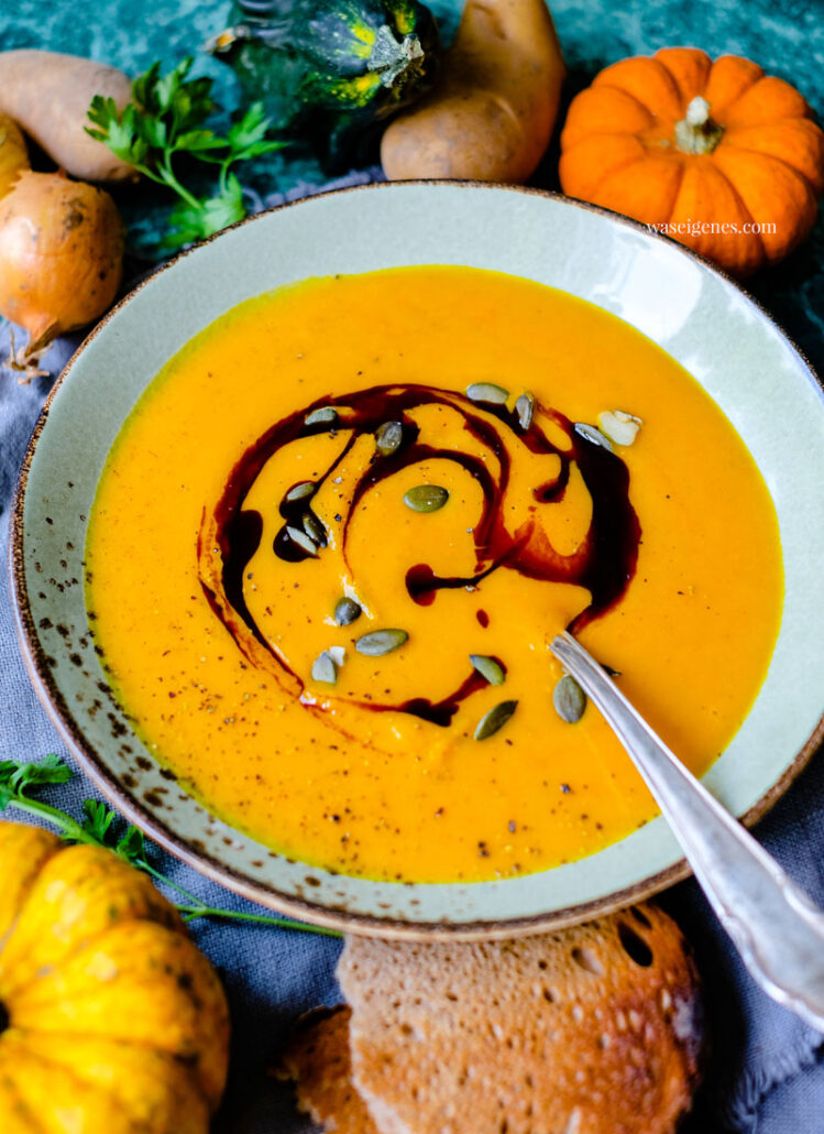 Rezept: Klassische Kürbissuppe mit Zwiebeln, Kartoffeln, Sahne & Petersilie | waseigenes.com - Bine Güllich | Rezepte für jeden Tag, Rezepte mit Kürbis, Suppenrezept