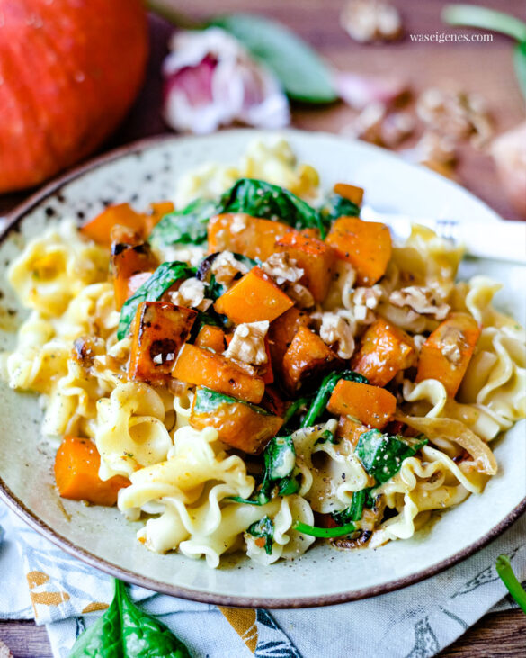 Pasta mit Kürbis, Blattspinat &amp; Walnüssen - schnell und einfach gemacht.