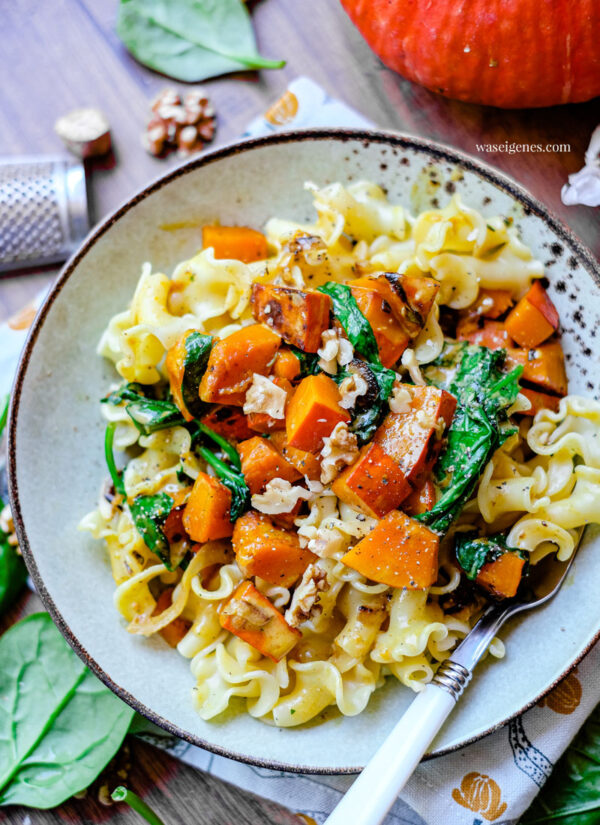 Pasta mit Kürbis, Blattspinat &amp; Walnüssen - schnell und einfach gemacht.