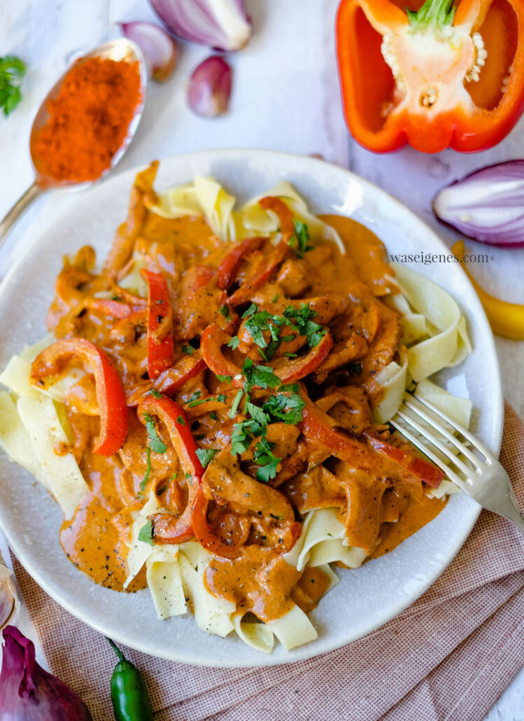 Paprika Sahne Hähnchen mit Bandnudeln | waseigenes.com