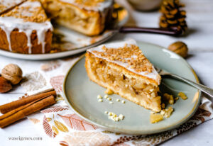 Rezept: Gedeckter Apfelkuchen mit Zuckerguss und Zimt-Mandeln | Was backe ich heute? | Kuchenrezept | waseigenes.com