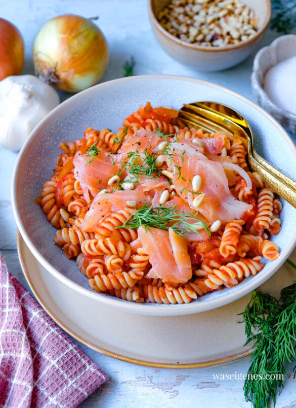 Nudeln mit geräuchertem Lachs in Tomatensoße | waseigenes.com