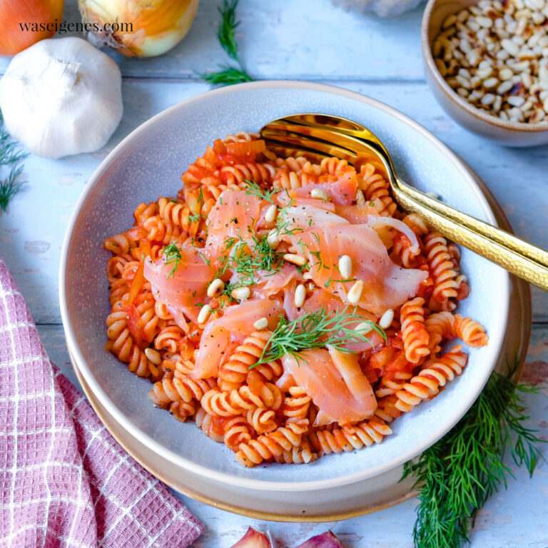 Nudeln mit geräuchertem Lachs in Tomatensoße | waseigenes.com