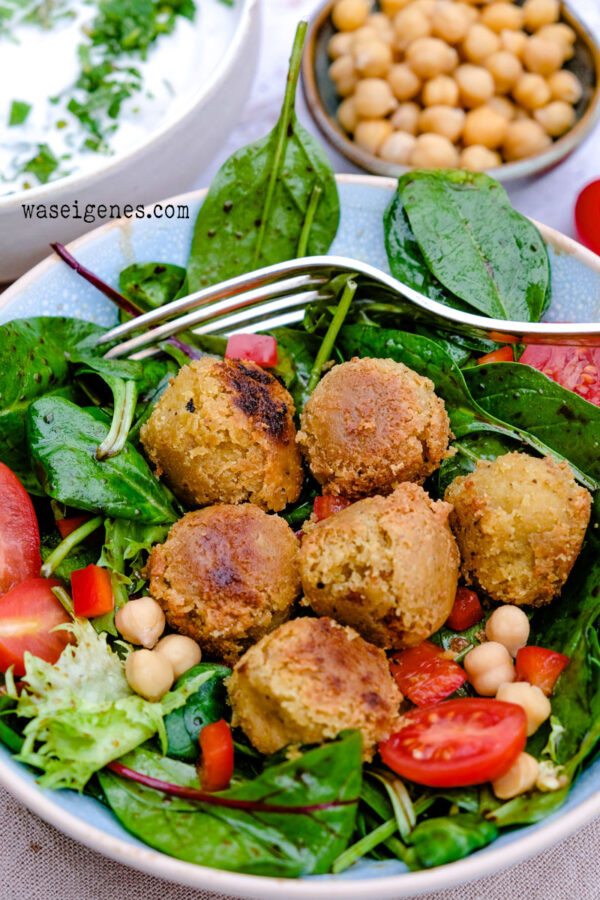 Falafel-Blattspinat-Salat-Bowl mit Minzjoghurt | waseigenes.com