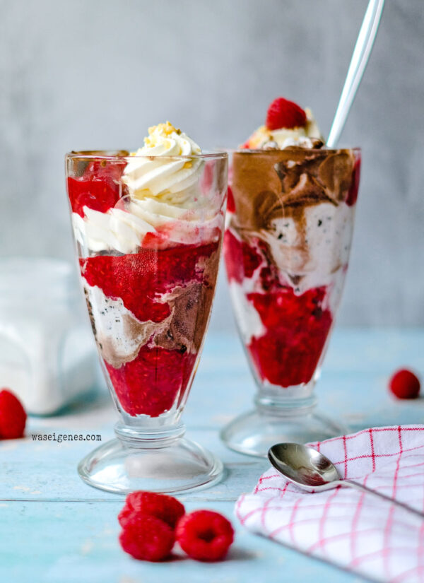 Heiße Himbeeren mit Eis und Schlagsahne | waseigenes.com