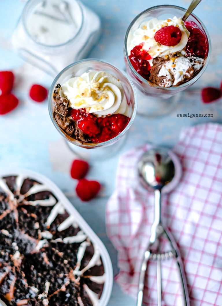 Heiße Himbeeren mit Eis und Schlagsahne | waseigenes.com