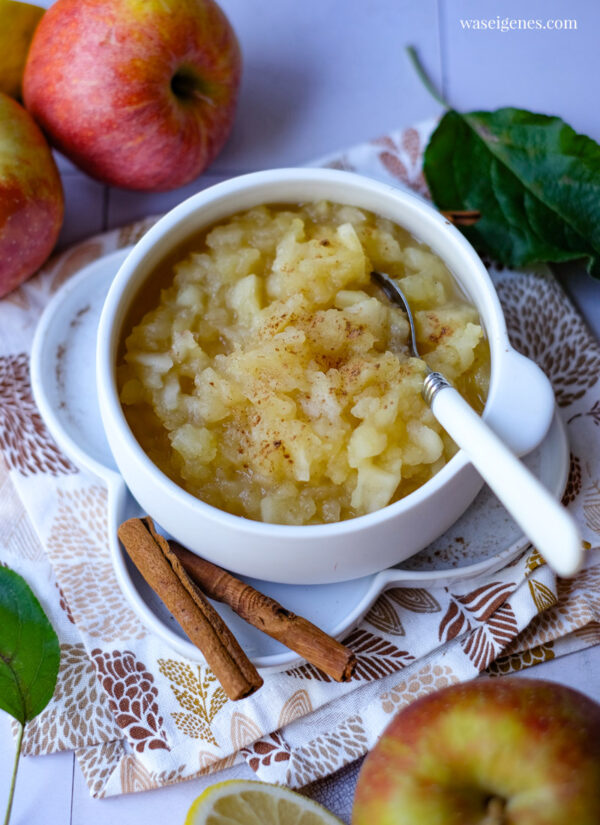 Apfelkompott (Apfelmus) mit wenig Zucker und einer Prise Zimt