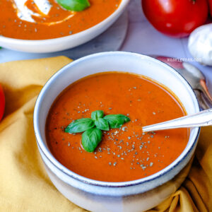 Rezept: Tomatensuppe - ganz einfach! Diese Suppe wird mit Tomaten aus der Dose gekocht und mit Gewürzen und Sahne verfeinert | Was koche ich heute? Ganz einfaches Rezept | waseigenes.com
