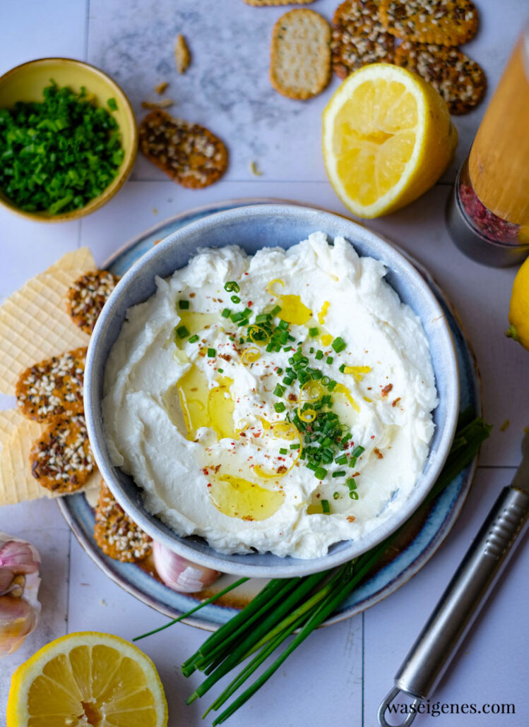 Feta-Zitronen-Dip mit Frischkäse, Knoblauch &amp; Schnittlauch