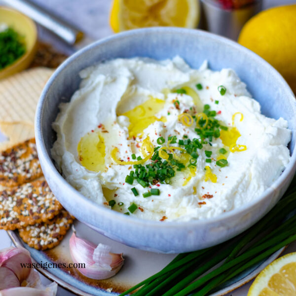 Feta-Zitronen-Dip mit Frischkäse, Knoblauch &amp; Schnittlauch