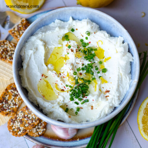 Feta-Zitronen-Dip mit Frischkäse, Knoblauch &amp; Schnittlauch