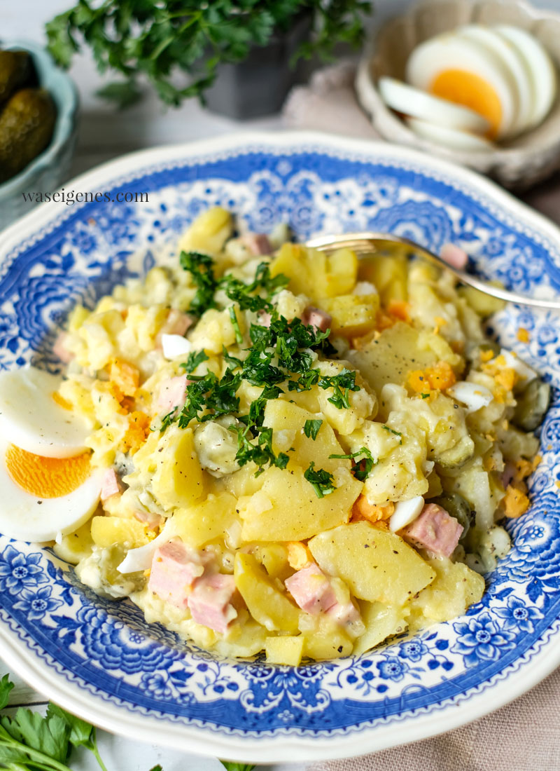 Rezept: Kartoffelsalat mit Brühe und Mayo, mit Gewürzgürkchen, Ei und Fleischwurst | Ganz einfach | Rezepte für die Familie von waseigenes.com