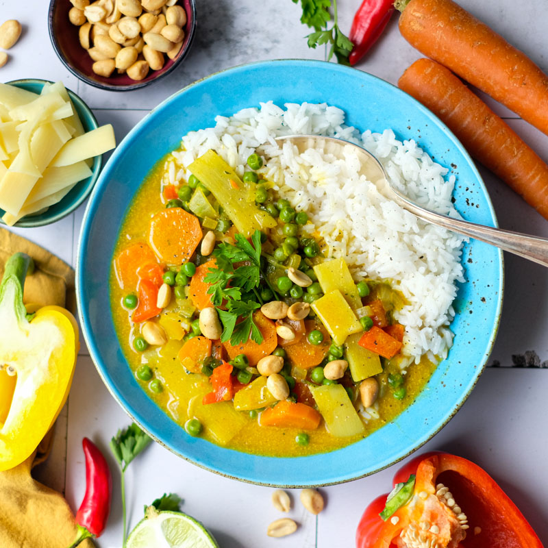 Rezept: Gemüse-Curry mit Kokosmilch, Erdnüssen und Reis | ein schnelles und köstliches Mittagessen | Was koche ich heute? | waseigenes.com
