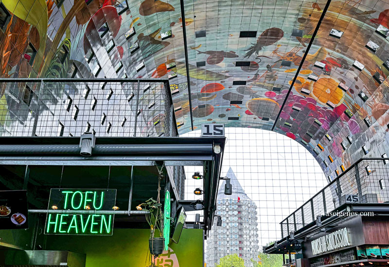 Die Markthalle von Rotterdam | De Koopboogen | Spektakuläre Halle mit Lebensmittel- und Food-Ständen aus der ganzen Welt | waseigenes.com | Tofu Heaven