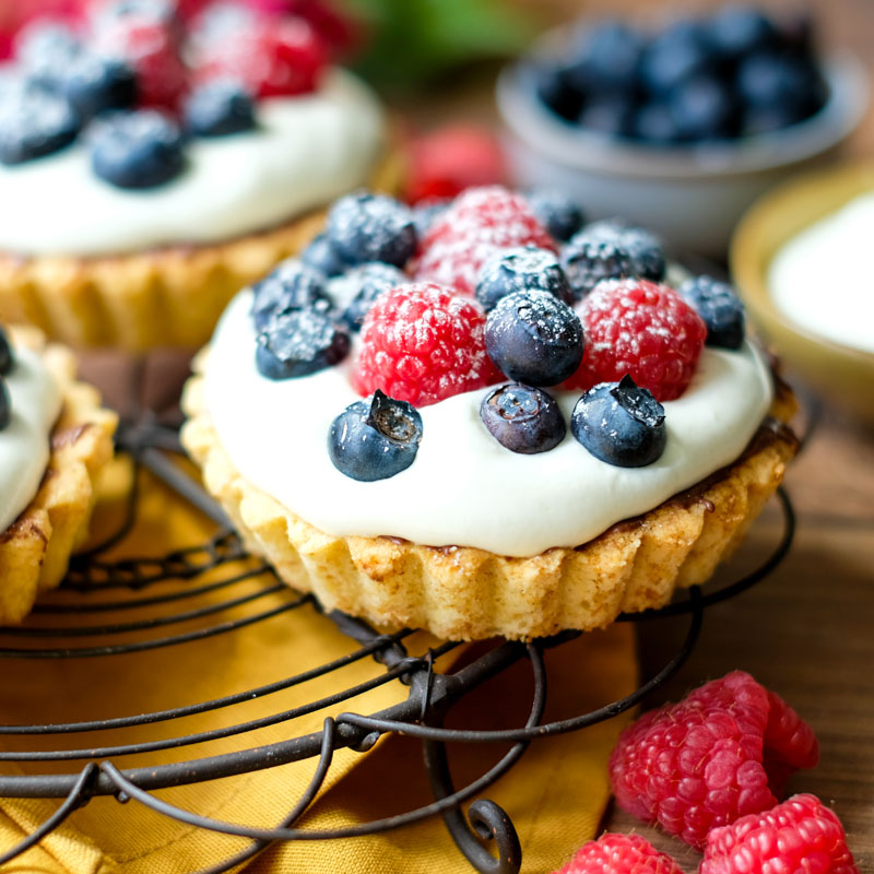 Rezept: Beerentörtchen ~ Kleine Mürbeteig Tartelettes mit Sahne-Frischkäse-Creme, Himbeeren und Blaubeeren | Was backe ich heute? | Minikuchen | waseigenes.com