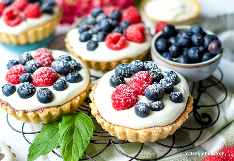 Rezept: Beerentörtchen ~ Kleine Mürbeteig Tartelettes mit Sahne-Frischkäse-Creme, Himbeeren und Blaubeeren | Was backe ich heute? | Minikuchen | waseigenes.com